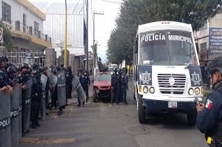 Polic&iacute;a municipal implement&oacute; operativo en la 46 poniente; detienen a siete sujetos por posesi&oacute;n de drogas y autopartes robadas