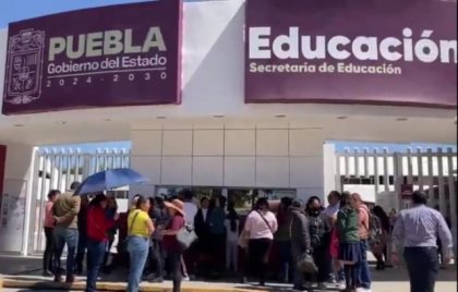 Padres de familia del Bachiller Azteca se manifiestaron en la SEP tras el retiro de apoyos econ&oacute;micos