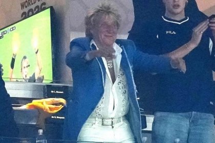 &iquest;Enfermo o futbolero? Rod Stewart cancela concierto por laringitis y reaparece gritando goles en el Mundial