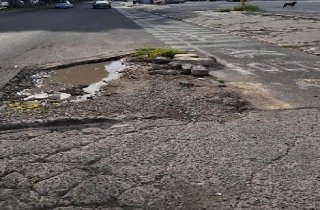 No es la Luna, es el centro de Puebla lleno de baches