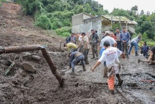 Gobernador Armenta responde de manera inmediata en zonas afectadas por lluvias y supervisa entrega de apoyos