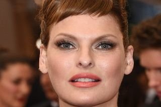 Linda Evangelista regresa al modelaje tras haber sido desfigurada