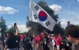 Los Diablos rojos de Corea del Sur inundan Estadio Akron