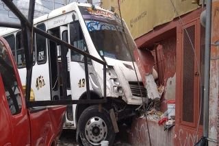 Chofer ebrio causa accidente en Puebla, deja al menos 9 heridos