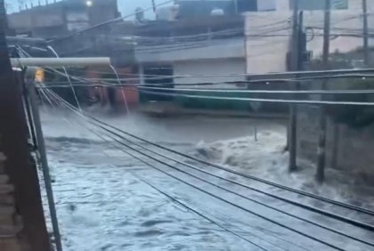 Fuerte lluvia provoca inundaci&oacute;n en la colonia Xonaca