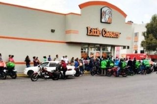 Poblanos abarrotan sucursales de Little Caesars por pizzas a $20