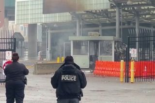&ldquo;Una situaci&oacute;n muy grave&rdquo;: Captan momento exacto de explosi&oacute;n de auto en cruce fronterizo EU-Canad&aacute; (Video)
