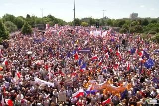 Medio mill&oacute;n de personas se manifiestan contra el gobierno de Polonia