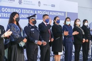 Entrega Ayuntamiento de san Andr&eacute;s Cholula uniformes donados por gobierno del estado a polic&iacute;as municipales