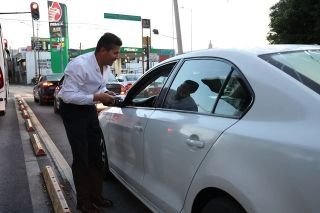 Apuesta Eduardo Rivera P&eacute;rez por volanteo para iniciar su jornada informativa sobre su primer a&ntilde;o de gobierno