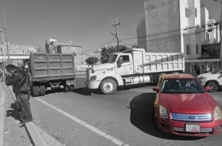 Transportistas de carga bloquean perif&eacute;rico ecol&oacute;gico; acusan extorsi&oacute;n por parte de la SSC