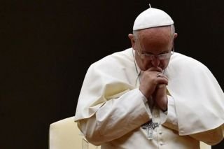 Mientras contin&uacute;a su recuperaci&oacute;n el Papa Francisco reza en el hospital