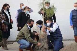 Eduardo Rivera P&eacute;rez supervisa avance de pavimentaci&oacute;n en camino real