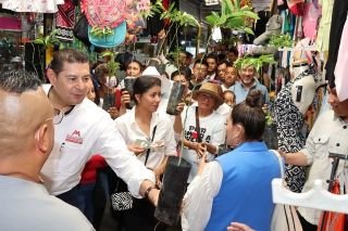En el mercado La Piedad, Armenta entrega 1,500 &aacute;rboles