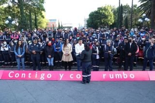 Eduardo Rivera entrega uniformes y credenciales a recolectores voluntarios para dignificar su labor