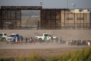 &iquest;Qu&eacute; es el T&iacute;tulo 42, normativa migratoria de EU que llegar&aacute; a su fin?