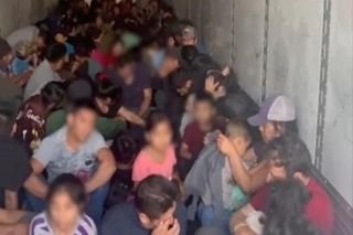 INM rescata 257 migrantes que viajaban en un tractocami&oacute;n, en Chihuahua