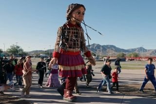 Marioneta gigante de la peque&ntilde;a Amal recorre frontera entre M&eacute;xico y EU; esto busca