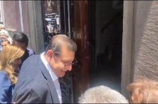 Turistas felicitaron al gobernador, Alejandro Armenta, y a su esposa Cecy Arellano en el centro hist&oacute;rico de la ciudad