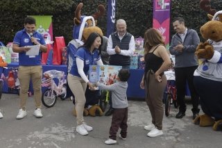 56 ni&ntilde;as y ni&ntilde;os del SMDIF reciben juguetes por parte de colaboradores de Telcel