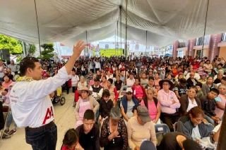 Familias de Xonacatepec atendidas por Armenta en agua, seguridad y salud