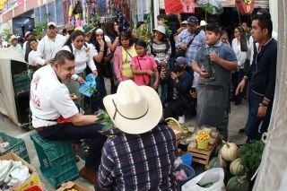 En apoyo a la econom&iacute;a familiar, Armenta recorre tianguis y mercados&nbsp;
