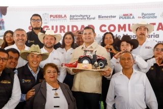 Gobierno de Puebla cumple un sue&ntilde;o: 27 m&oacute;dulos de maquinaria, drones y tractores