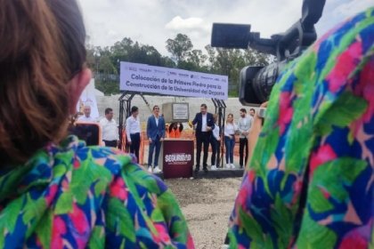 Se coloca la primera piedra para la construcci&oacute;n de la universidad de deporte