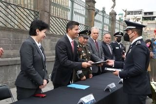 Eduardo Rivera P&eacute;rez entrega condecoraciones en el marco del d&iacute;a del polic&iacute;a