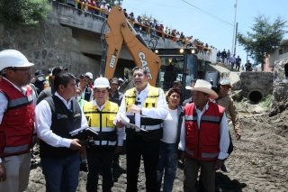 Por tierra y por aire, gobernador Armenta recorre zona afectada en Ciudad Serd&aacute;n