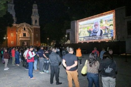 Poblanos y turistas disfrutan proyecci&oacute;n &ldquo;La &Uacute;ltima Cena: El Cuadro Viviente&rdquo;