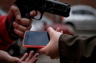 Violento asalto en el Bulevar Hermanos Serd&aacute;n: despojan a cuentahabiente de 100 mil pesos y un iPhone 16