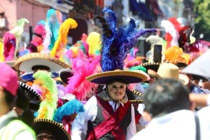 Participan 600 danzantes en desfile del Festival de los Huehues 2025