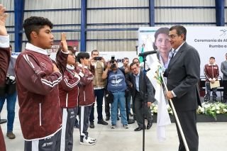 Preside Sergio Salom&oacute;n abanderamiento de la delegaci&oacute;n poblana rumbo a los paranacionales Conade 2024