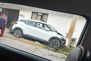 Auto se impacta contra un poste en San Jer&oacute;nimo Caleras