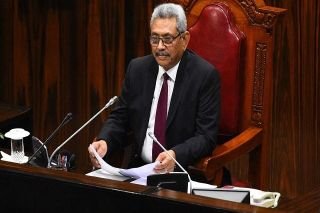 Desde Singapur y despu&eacute;s de huir, el presidente de Sri Lanka renuncia formalmente; manifestantes liberan Colombo