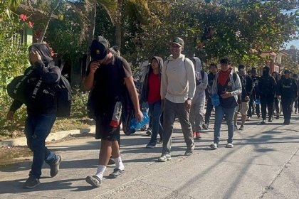 &ldquo;Mientras se calman las cosas&rdquo;: migrantes buscan establecerse en M&eacute;xico