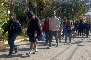 &ldquo;Mientras se calman las cosas&rdquo;: migrantes buscan establecerse en M&eacute;xico