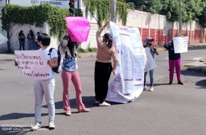 &iexcl;Esc&aacute;ndalo y caos en la 105 Poniente! padres de familia le cierran el paso a la "directora del saqueo"