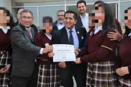 Estudiantes del CENHCH donan ropa al SEDIF para beneficiar a casas hogar