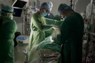 Guerra en Ucrania: m&eacute;dicos operan del coraz&oacute;n a ni&ntilde;o y se va la luz a media cirug&iacute;a