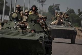 En sistemas de defensa antia&eacute;rea, artiller&iacute;a, entre otras, Biden anuncia ayuda militar a Ucrania por 800 mdd
