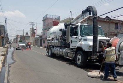 Agua de Puebla y SOAPAP reparan colapso de drenaje en la colonia Tepeyac