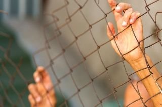 &iquest;C&oacute;mo puedo saber si un amigo o un familiar est&aacute; detenido en EU?