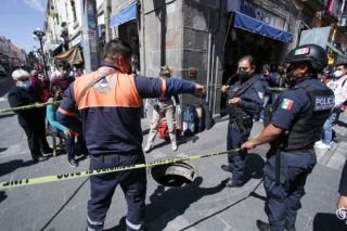 Cae a un registro sin tapa en pleno Centro Hist&oacute;rico de Puebla