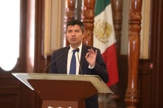 &Aacute;ngeles Mastretta es condecorada con la presea Puebla de Zaragoza