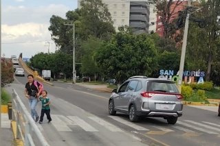 Llamado de auxilio vial a Lupita Cuautle: Peatones arriesgan la vida en el Bulevar Atlixco