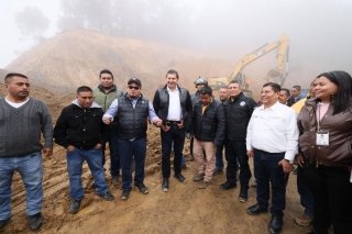 Respuesta inmediata del Gobierno de Puebla ante derrumbe en carretera de Eloxochitl&aacute;n