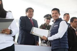 Eduardo Rivera recibe constancia de armamento para que la SSC siga trabajando a favor de la seguridad en la capital poblana