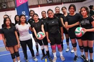 Con m&aacute;s de 300 participantes, inicia torneo de los barrios de voleibol en Puebla capital